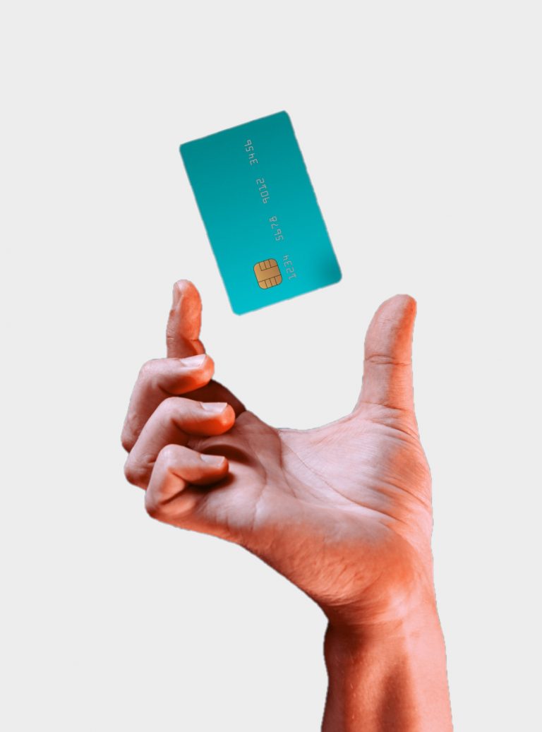 Nahaufnahme männliche Hand greift oben nach schwebender türkisener Debitkarte auf grauem Hintergrund debit-karte.com